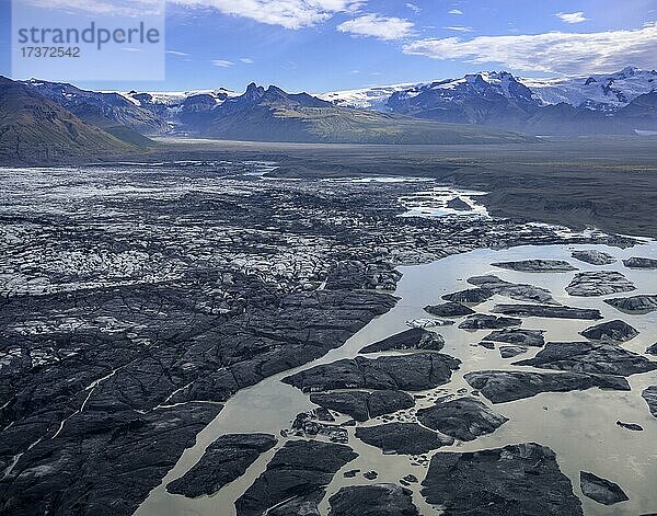 Gletschersee mit von Lavasand gefärbten Eisbergen  Flugaufnahme  Skaftafell  Austurland  Island  Europa