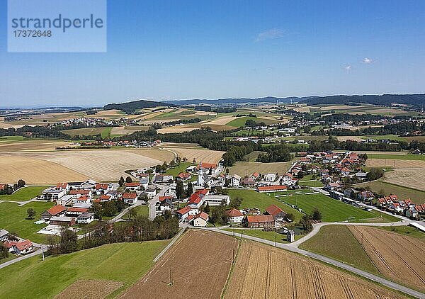 Drohnenaufnahme  Agrarlandschaft  Landwirtschaftliche Felder mit Bauernhöfe bei Schildorn im Innviertel  Oberösterreich  Österreich  Europa