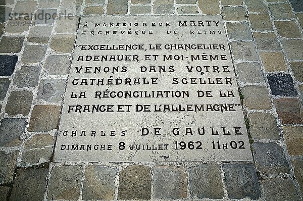 Eingelegte Bodenplatte  Gedenktafel zu Ehren Konrad Adenauer und Charles de Gaulle  deutsch-französische Aussöhnung nach dem Zweiten Weltkrieg  vor Kathedrale Notre-Dame  UNESCO-Weltkulturerbe  Reims  Champagne  Frankreich  Europa