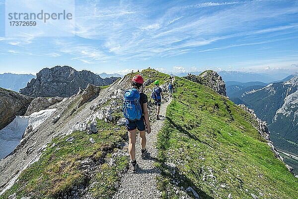 Bergsteiger wandern auf einem Grat  Klettersteig Mittenwalder Höhenweg  Karwendelgebirge  Mittenwald  Bayern  Deutschland  Europa
