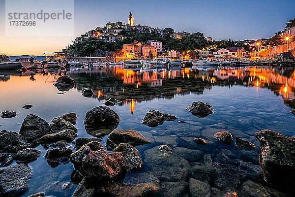 Ein Mediteraner Ort am Meer  Beleuchtet am Morgen mit Spiegelung im Wasser  eine Bucht in Vrbnik  Insel  Krk  Kroatien  Europa