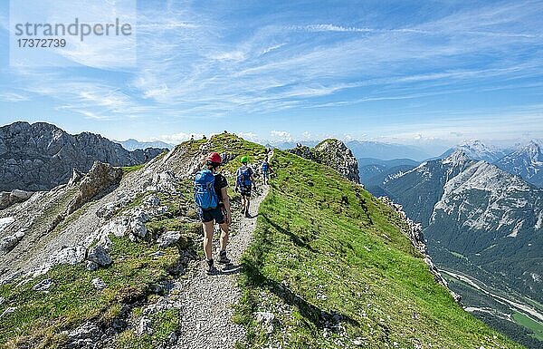 Bergsteiger wandern auf einem Grat  Klettersteig Mittenwalder Höhenweg  Karwendelgebirge  Mittenwald  Bayern  Deutschland  Europa