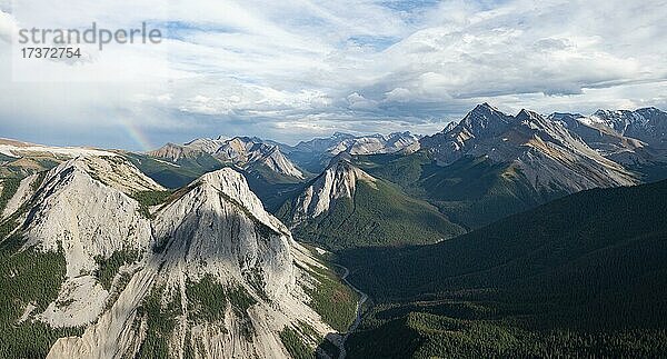 Berglandschaft mit Flusstal und Gipfeln  Regenbogen  Gipfel mit orangene Sulphurablagerungen  Overturn Mountain  Panoramablick  Nikassin Range  bei Miette Hotsprings  Sulphur Skyline  Jasper Nationalpark  Alberta  Kanada  Nordamerika