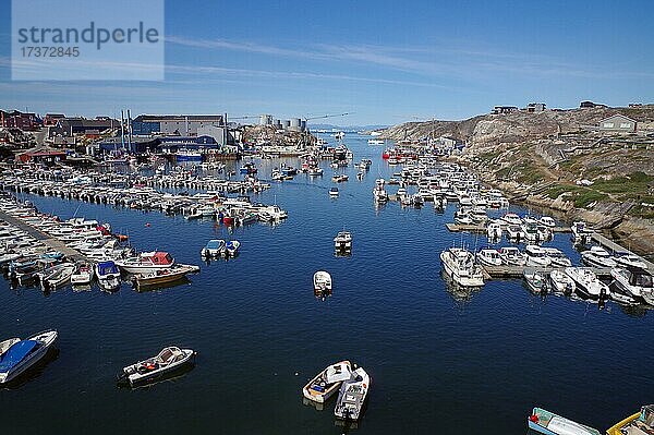 Freizeitboote liegen im Hafen  karge Umgebung  Sommer  Ilulissat  Diskobucht  Grönland  Dänemark  Nordamerika