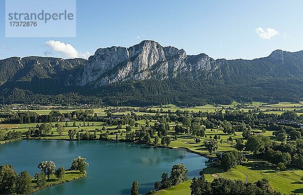 Drohnenaufnahme  Golfclub am Mondsee mit Blick zur Drachenwand  Mondseeland  Salzkammergut  Oberösterreich  Österreich  Europa