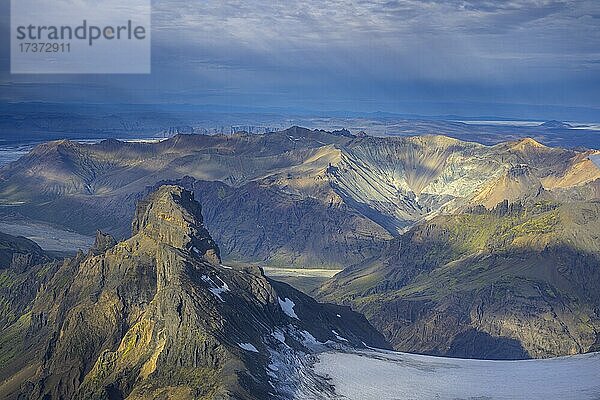 Luftaufnahme der Bergregion Kjos  Skaftafell  Austurland  Island  Europa