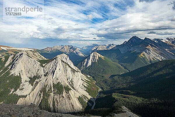 Berglandschaft mit Gipfeln  Gipfel mit orangene Sulphurablagerungen  Panoramablick  Nikassin Range  bei Miette Hotsprings  Sulphur Skyline  Jasper Nationalpark  Alberta  Kanada  Nordamerika