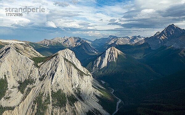 Berglandschaft mit Flusstal und Gipfeln  Gipfel mit orangene Sulphurablagerungen  Panoramablick  Nikassin Range  bei Miette Hotsprings  Sulphur Skyline  Jasper Nationalpark  Alberta  Kanada  Nordamerika