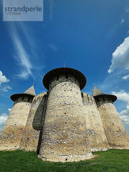 Festung Soroca von außen betrachtet. Alte militärische Festung  historisches Wahrzeichen in Soroca Stadt  gelegen. Draußen Fassade  alte Steinmauern Befestigungen  Türme und Bastionen der mittelalterlichen Zitadelle  Moldawien  Europa