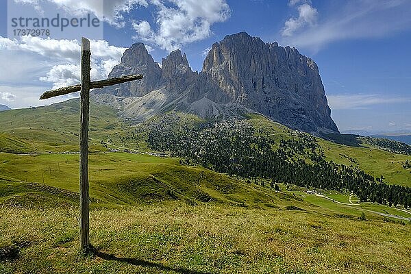 Vom Sellajoch auf die Berge Langkofel und Plattkofel  mit Gipfelkreuz  Passo di Sella  Sella Pass  Dolomiten  Südtirol  Trentino-Alto Adige  Italien  Europa