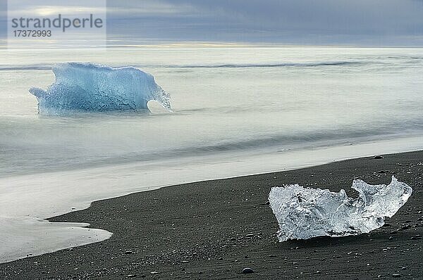 Eisberge am schwarzen Lavastrand Diamond beach  Jökulsárlón  Austurland  Island  Europa