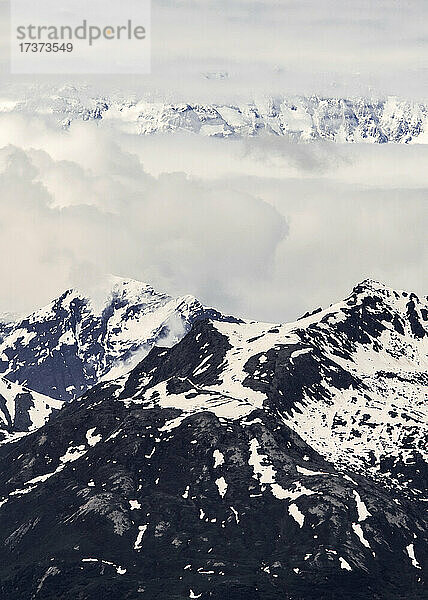USA  Alaska  Wolken über schneebedeckten Bergen