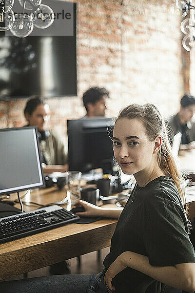 Porträt einer Computerprogrammiererin im Büro