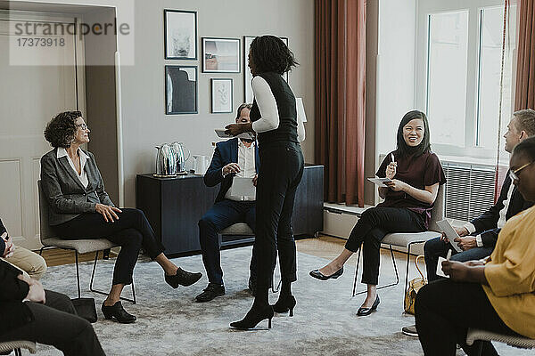 Multiethnische Geschäftsleute diskutieren während eines Treffens im Büro des Unternehmens