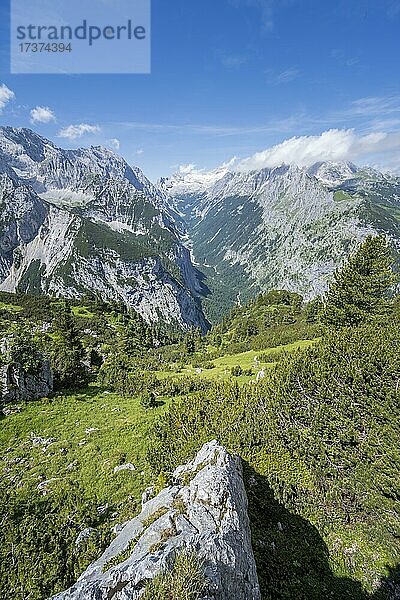 Ausblick ins Reintal  hinten Gipfel der Zugspitze und Alpspitze mit Zugspitzplatt  Wanderweg zur Meilerhütte  Wettersteingebirge  Garmisch Partenkirchen  Bayern  Deutschland  Europa