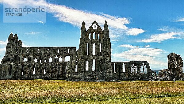 Ruine des gotischen Klosters Whitby Abbey mit Besuchern  Gegenlicht  Whitby  Yorkshire  Yorkshire Dales  England  Großbritannien  Europa