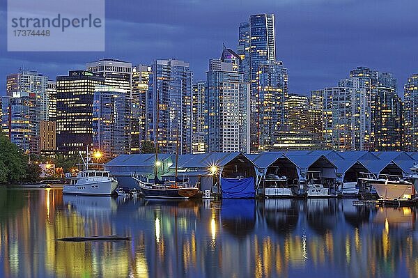 Skyline mit Hochhäusern in der Abenddämmerung  Boote und Yachten  stanley park  Vancouver  British Columbia  Kanada  Nordamerika