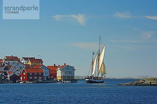 Altes Segelschiff vor Häusern  Schären  Gullhomen  Westküste  Schweden  Europa