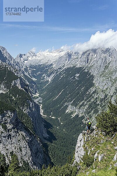 Wanderer blickt in die Ferne  Ausblick ins Reintal  hinten Gipfel der Zugspitze und Alpspitze mit Zugspitzplatt  Wanderweg zur Meilerhütte  Wettersteingebirge  Garmisch Partenkirchen  Bayern  Deutschland  Europa