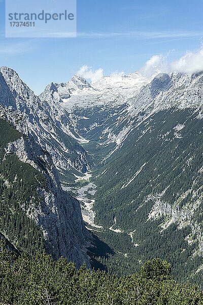 Ausblick ins Reintal  hinten Gipfel der Zugspitze mit Zugspitzplatt  Wanderweg zur Meilerhütte  Wettersteingebirge  Garmisch Partenkirchen  Bayern  Deutschland  Europa