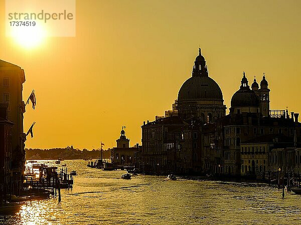 Canale Grande bei Sonnenaufgang  hinten die Kirche Santa Maria della Salute  Venedig  Venezia  Veneto  Italien  Europa