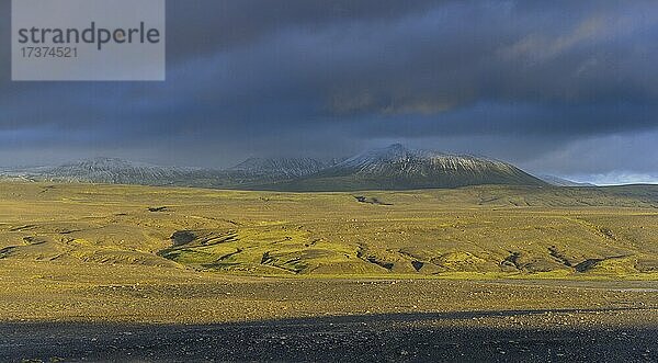 Blick zum wolkenverhangenen Kerlingarfjöll  Kjalvegur (F35)  Bláskógabyggð  Suðurland  Island  Europa