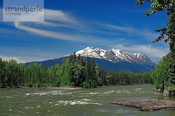 Fluss und schneebdeckte Berge  Smithers  British Columbia  Trans Canada Highway  Kanada  Nordamerika