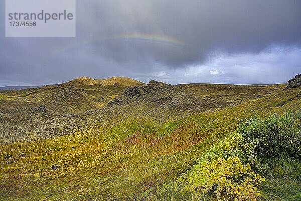Regenbogen über Vulkanlandschaft und bunter Herbstfärbung  Asbyrgi NP  Norðurland eystra  Island  Europa