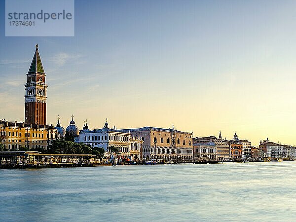 Canale Grande bei Sonnenaufgang  hinten der Dogenpalast und der Glockenturm von Campanile  Venedig  Venezia  Veneto  Italien  Europa