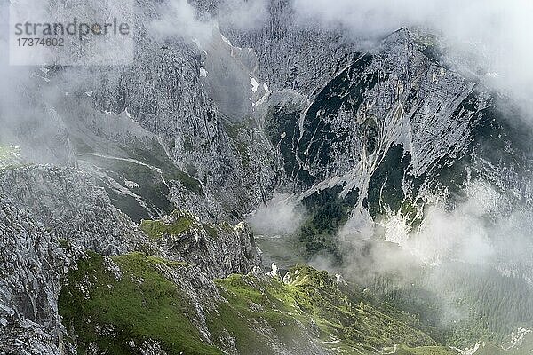 Wolkenverhangene felsige Berggipfel Oberreintalschrofen und Großer Hundtsallkopfe  Frauenalpl  Wettersteingebirge  Bayern  Deutschland  Europa