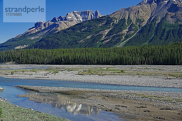 Hohe Berge spiegeln sich im Fluss  wilde Landschaft  Banff Nationalpark  Rocky Mountains  Alberta  Kanada  Nordamerika