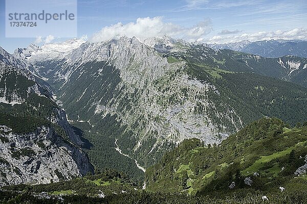 Ausblick ins Reintal  hinten Gipfel der Zugspitze und Alpspitze mit Zugspitzplatt  Wanderweg zur Meilerhütte  Wettersteingebirge  Garmisch Partenkirchen  Bayern  Deutschland  Europa