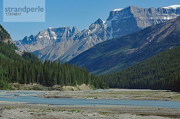 Hohe Berge  Fluss  wilde Landschaft  Banff Nationalpark  Rocky Mountains  Alberta  Kanada  Nordamerika