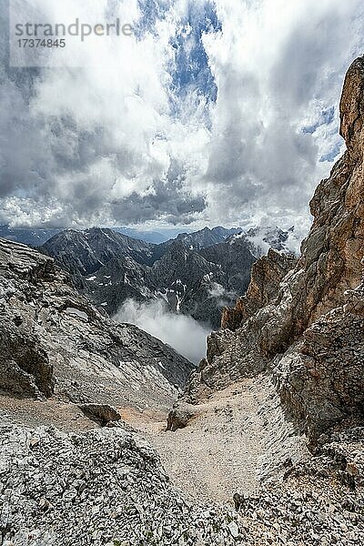 Am Gipfel der Partenkirchner Dreitorspitze  Bergpanorama mit wolkenverhangenen Gipfeln und Grat des Oberreintalschrofen und Scharnitzspitze  Wettersteingebirge  Garmisch Partenkirchen  Bayern  Deutschland  Europa