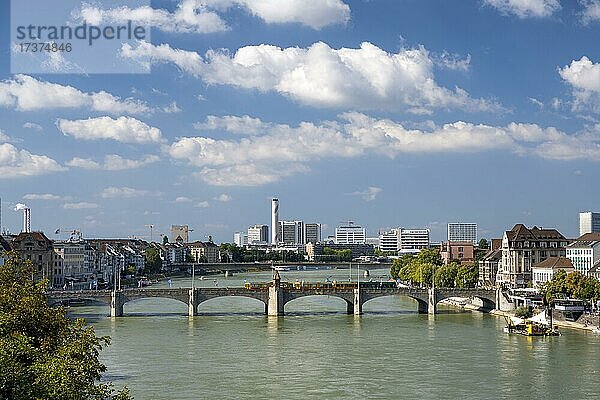 Blick über den Rhein und die mittlere Brücke  Basel Schweiz