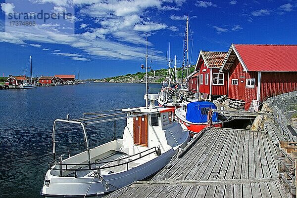 Boote an einem Anleger aus Holz  koster Inseln  Nationalpark  schwedische Westküste  Koster Inseln  Schweden  Europa