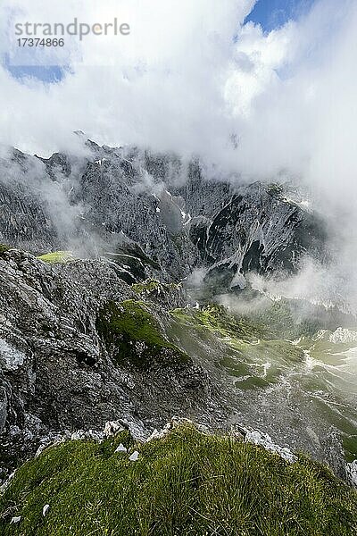 Wolkenverhangene felsige Berggipfel Oberreintalschrofen und Großer Hundtsallkopfe  Frauenalpl  Wettersteingebirge  Bayern  Deutschland  Europa