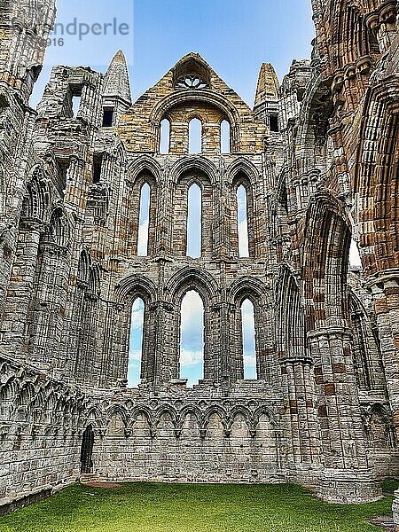 Ruine des gotischen Klosters Whitby Abbey  Whitby  Yorkshire  Yorkshire Dales  England  Großbritannien  Europa