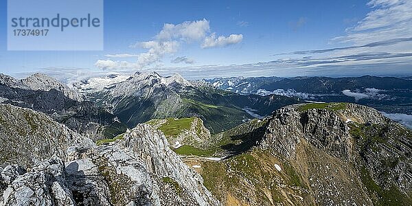 Bergpanorama  Ausblick ins Reintal auf Zugspitze  Alpspitze und Frauenalplspitz  vom Gipfel der westlichen Törlspitze  Wettersteingebirge  Garmisch Partenkirchen  Bayern  Deutschland  Europa