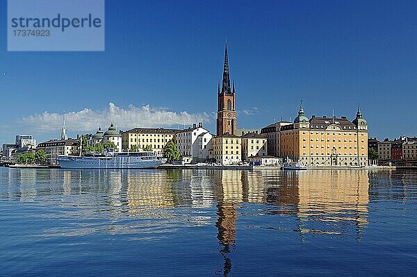 Gebäude spiegeln sich im Wasser  Schiff  Gamla stan  Altstadt  Stockholm  Schweden  Europa
