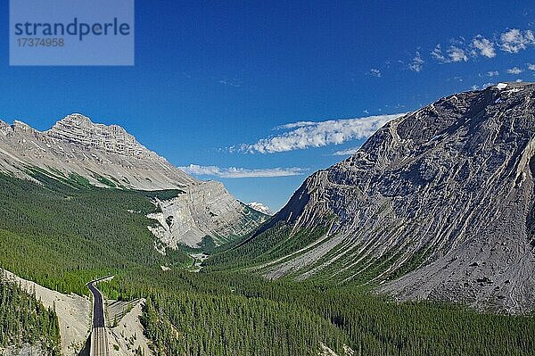 Hohe Berge  Straße im Tal  wilde Landschaft  Banff Nationalpark  Rocky Mountains  Alberta  Kanada  Nordamerika