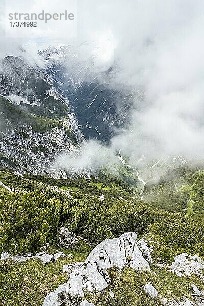 Ausblick ins wolkenverhangene Reintal und auf die Gipfel des Wettersteingebirges  Wanderweg zur Meilerhütte  Wettersteingebirge  Garmisch Partenkirchen  Bayern  Deutschland  Europa