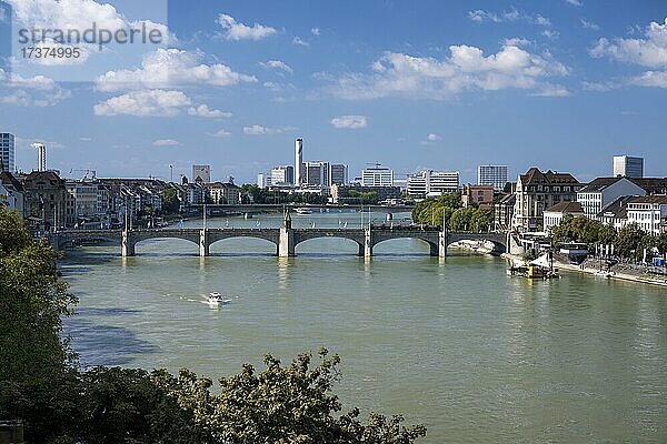 Blick über den Rhein und die mittlere Brücke  Basel Schweiz