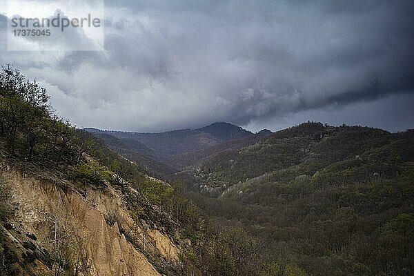 Wolken über dem Berg Radan  ?avolja varo?  Kur?umlija  Serbien  Europa