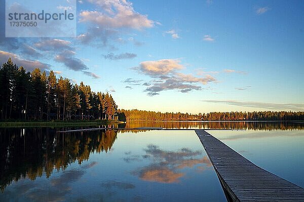 Langer Steg aus Holz  See  Bäume spiegeln sich im Wasser  arjeplog  lappland  Schweden  Europa