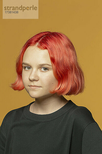 Porträt schönes selbstbewusstes Teenager-Mädchen mit roten Haaren