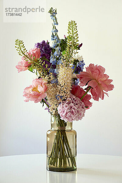 Schöner Blumenstrauß in Vase