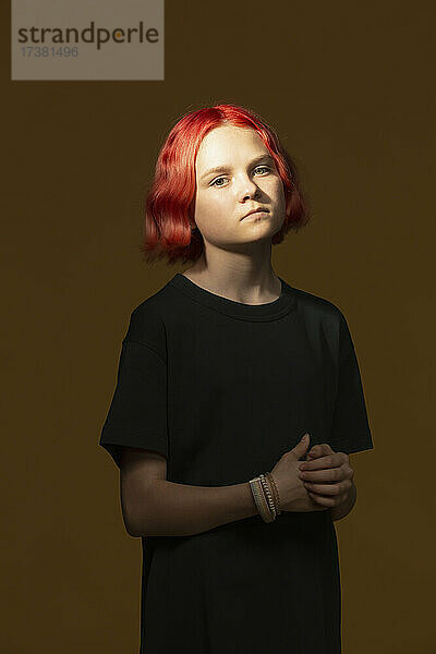 Porträt selbstbewusstes ernstes Teenager-Mädchen mit gefärbten roten Haaren