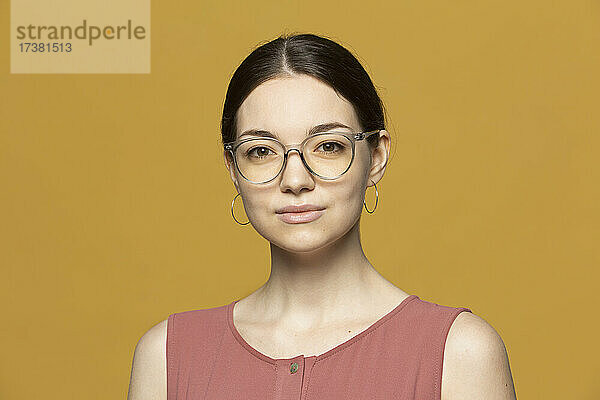 Porträt selbstbewusste junge Frau mit Brille