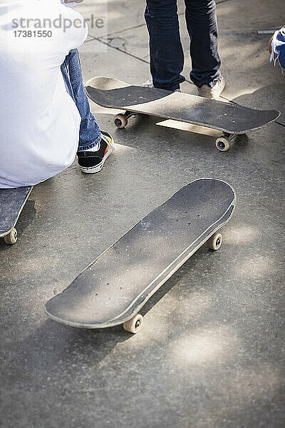 Jungen mit Skateboards auf dem Bürgersteig
